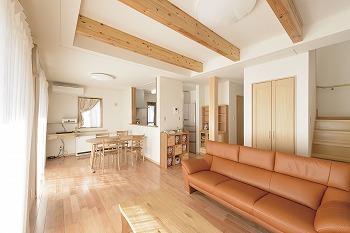 間中工務店 【2000万円台・間取図有】今の「不満」をじっくり聞いてプランに反映。ムダを感じず、使いやすい。快適で過ごしやすい住まいの建築実例画像2