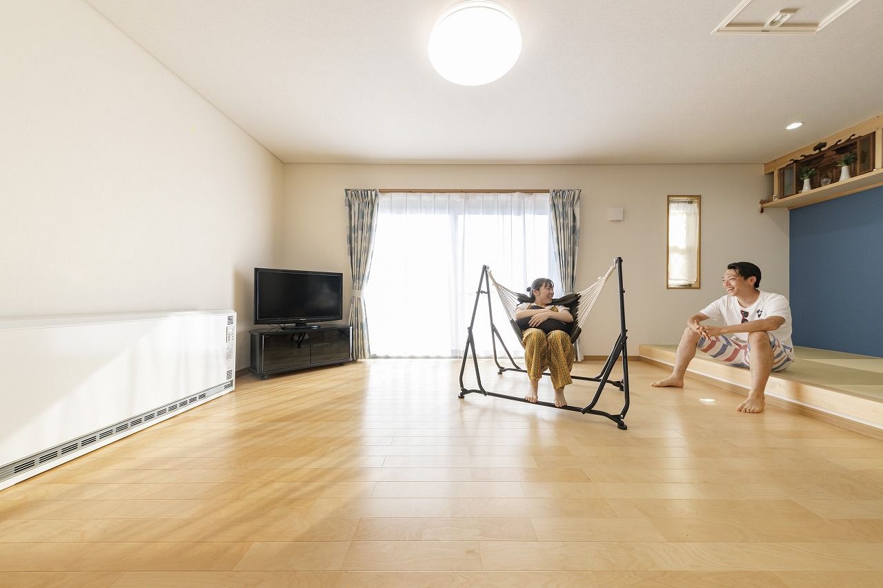 間中工務店 開放感が心地よい、光溢れるLDK。広々とした空間に、家族が集まる過ごしやすい平屋の建築実例画像2