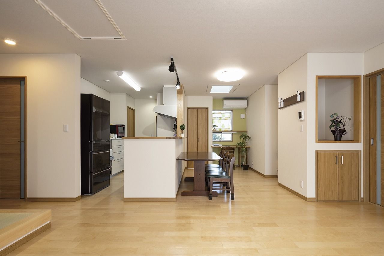 間中工務店 開放感が心地よい、光溢れるLDK。広々とした空間に、家族が集まる過ごしやすい平屋の建築実例画像5