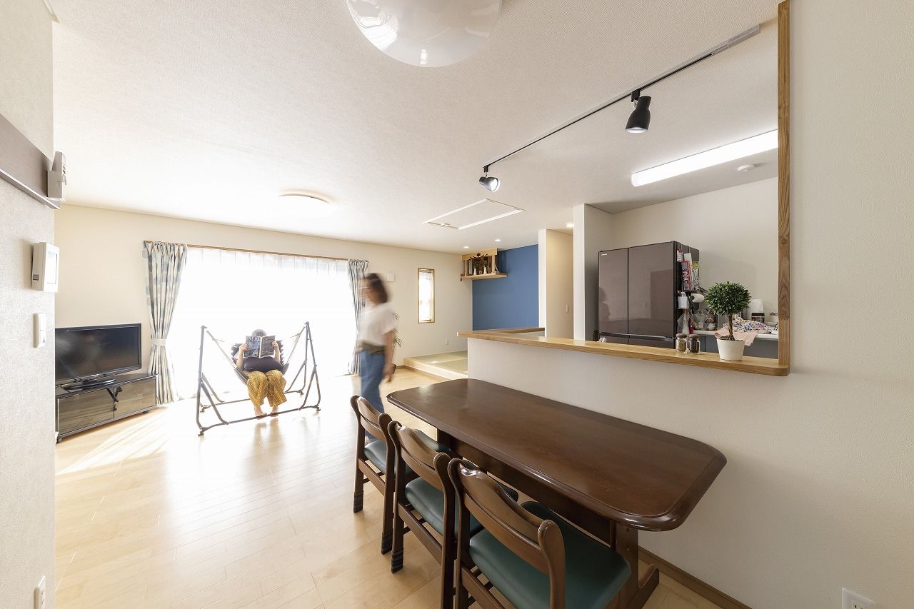 間中工務店 開放感が心地よい、光溢れるLDK。広々とした空間に、家族が集まる過ごしやすい平屋の建築実例画像7