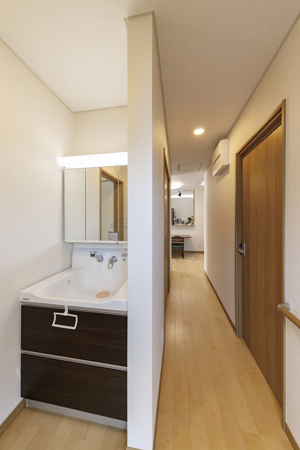 間中工務店 開放感が心地よい、光溢れるLDK。広々とした空間に、家族が集まる過ごしやすい平屋の建築実例画像9