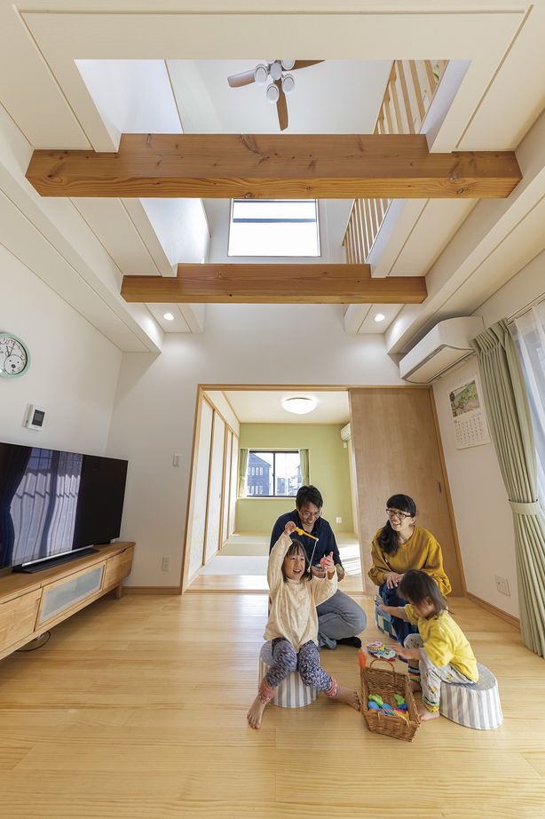 間中工務店 吹き抜けに渡した迫力ある梁が印象的！木の温もり溢れる、先を見据えた子育てしやすい住まいの建築実例画像2