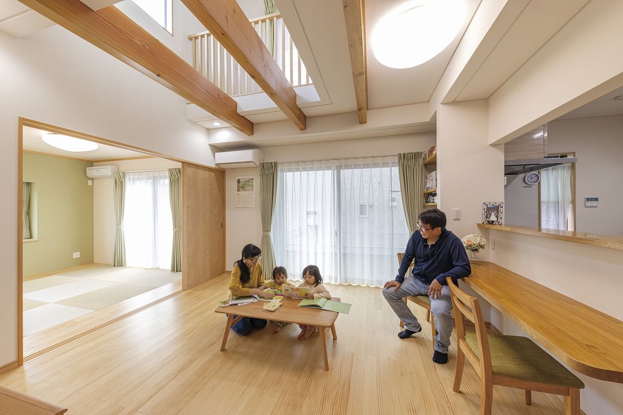 間中工務店 吹き抜けに渡した迫力ある梁が印象的！木の温もり溢れる、先を見据えた子育てしやすい住まいの建築実例画像5