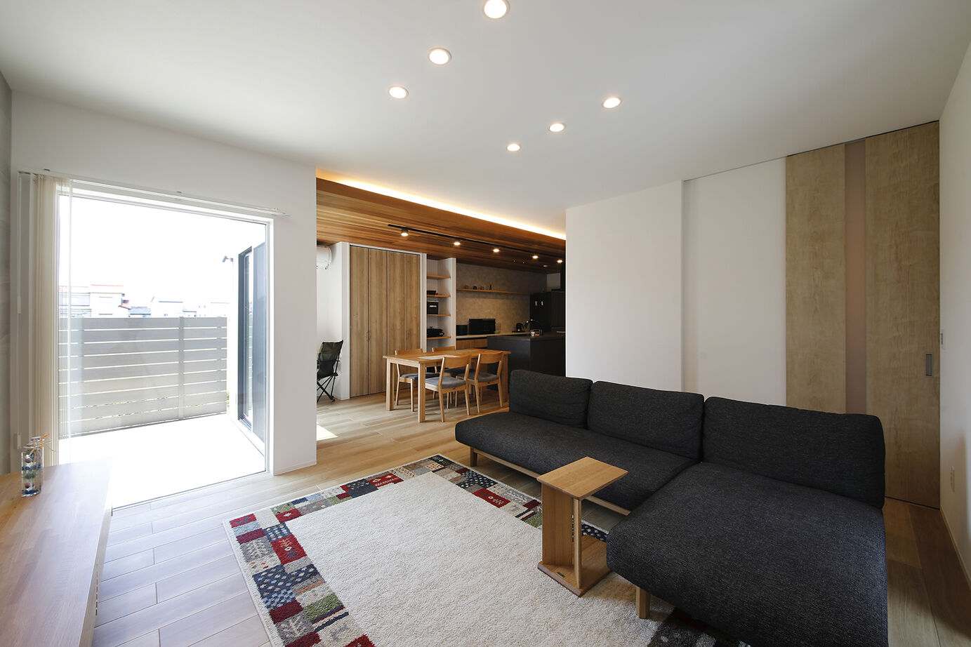 アントール 【3000万円～3499万円／テラス／収納充実／間取図】レッドシダーの板張り天井が最高！木の温もり溢れる家の建築実例画像2