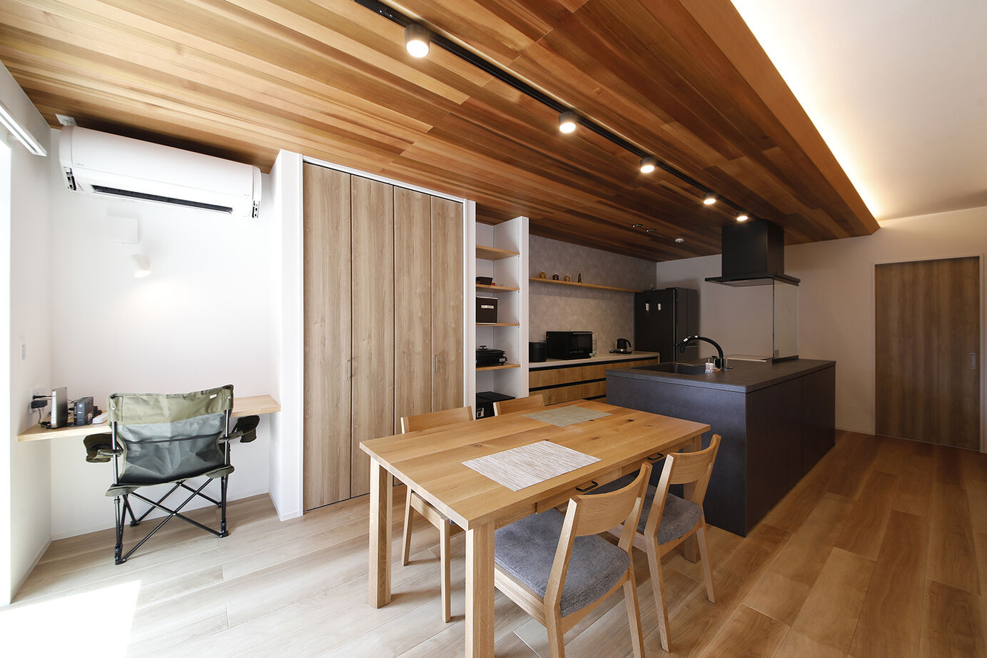 アントール 【3000万円～3499万円／テラス／収納充実／間取図】レッドシダーの板張り天井が最高！木の温もり溢れる家の建築実例画像3