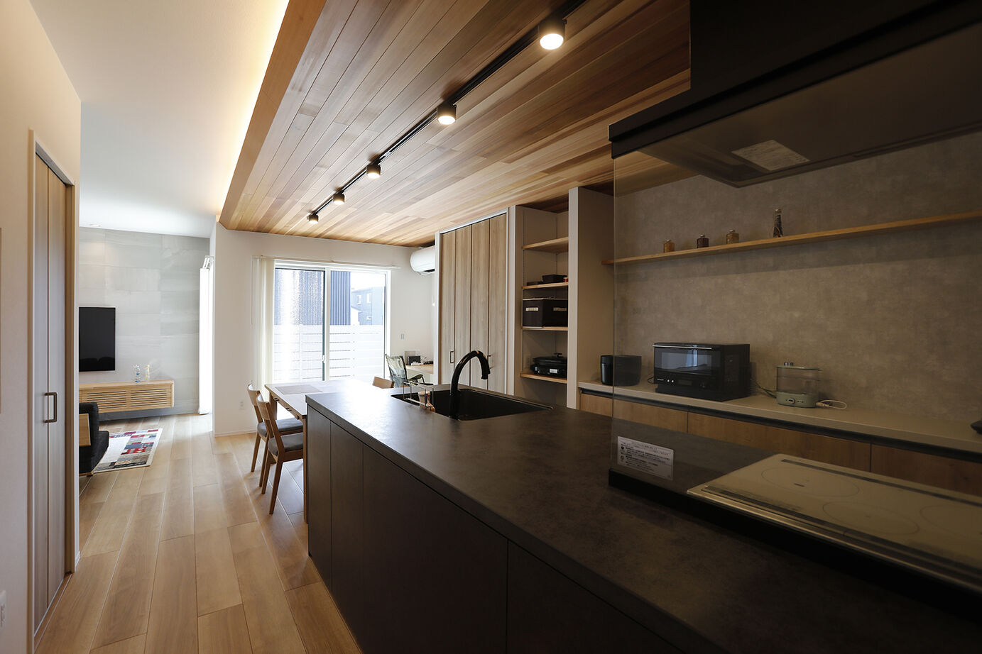 アントール 【3000万円～3499万円／テラス／収納充実／間取図】レッドシダーの板張り天井が最高！木の温もり溢れる家の建築実例画像4