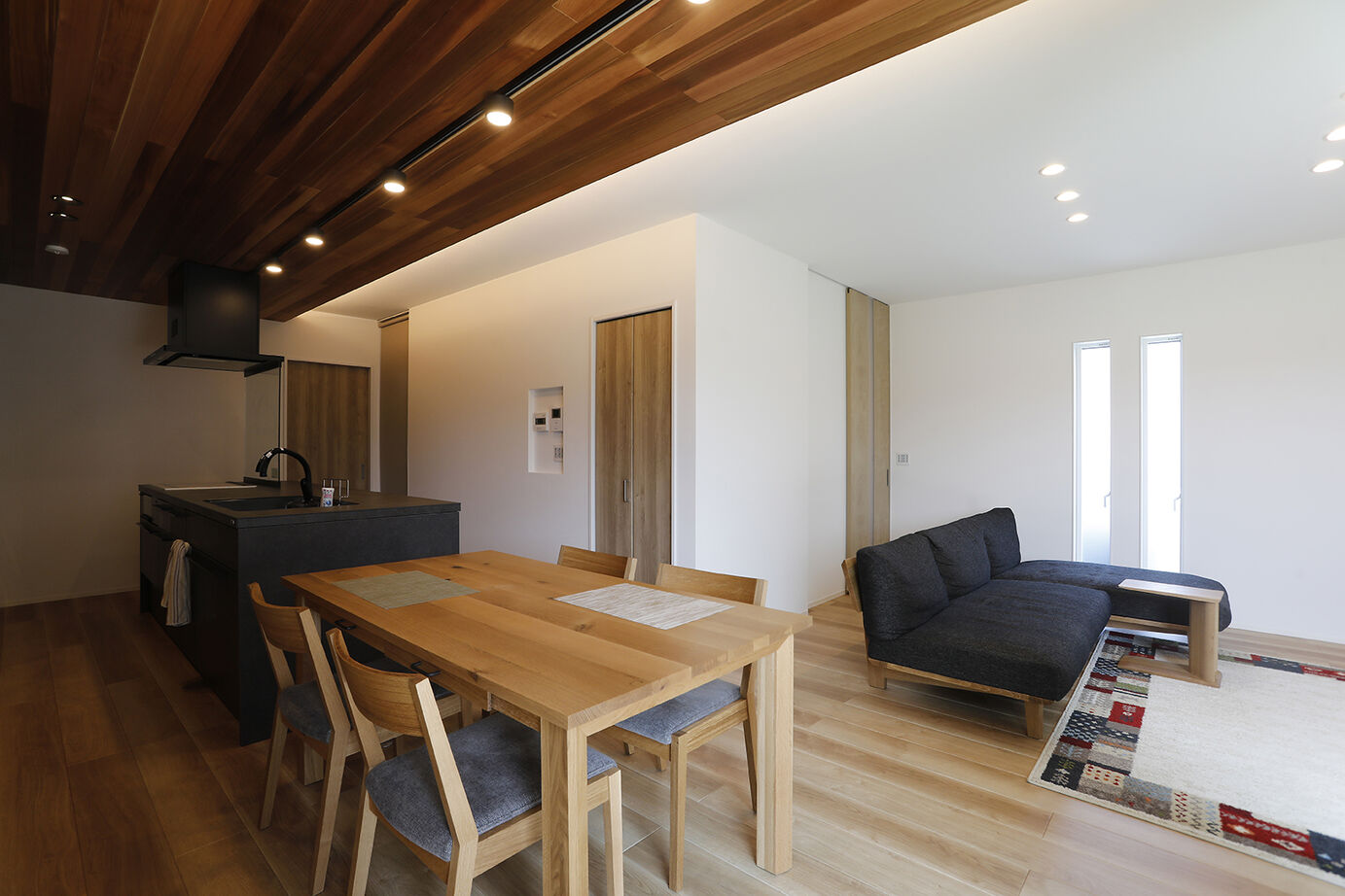 アントール 【3000万円～3499万円／テラス／収納充実／間取図】レッドシダーの板張り天井が最高！木の温もり溢れる家の建築実例画像5