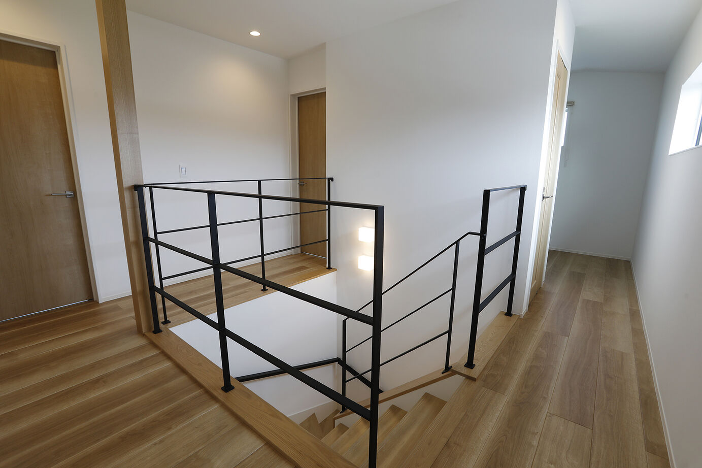 アントール 【3000万円～3499万円／テラス／収納充実／間取図】レッドシダーの板張り天井が最高！木の温もり溢れる家の建築実例画像6