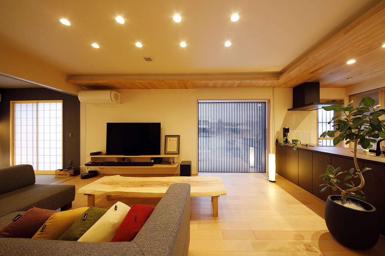 アントール 【3000万円～3499万円／家事動線／収納充実】落ち着きのあるデザインで、木の温もりを感じる和モダンな家にの建築実例画像3