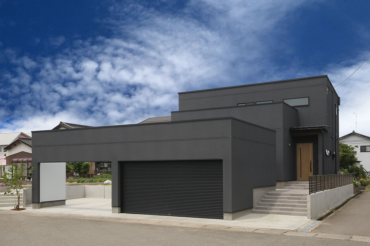 アントール 【2000万円～2499万円／ビルトインガレージ／間取図】リズム感ある空間を楽しむ。ダウンリビングのある家の建築実例画像1