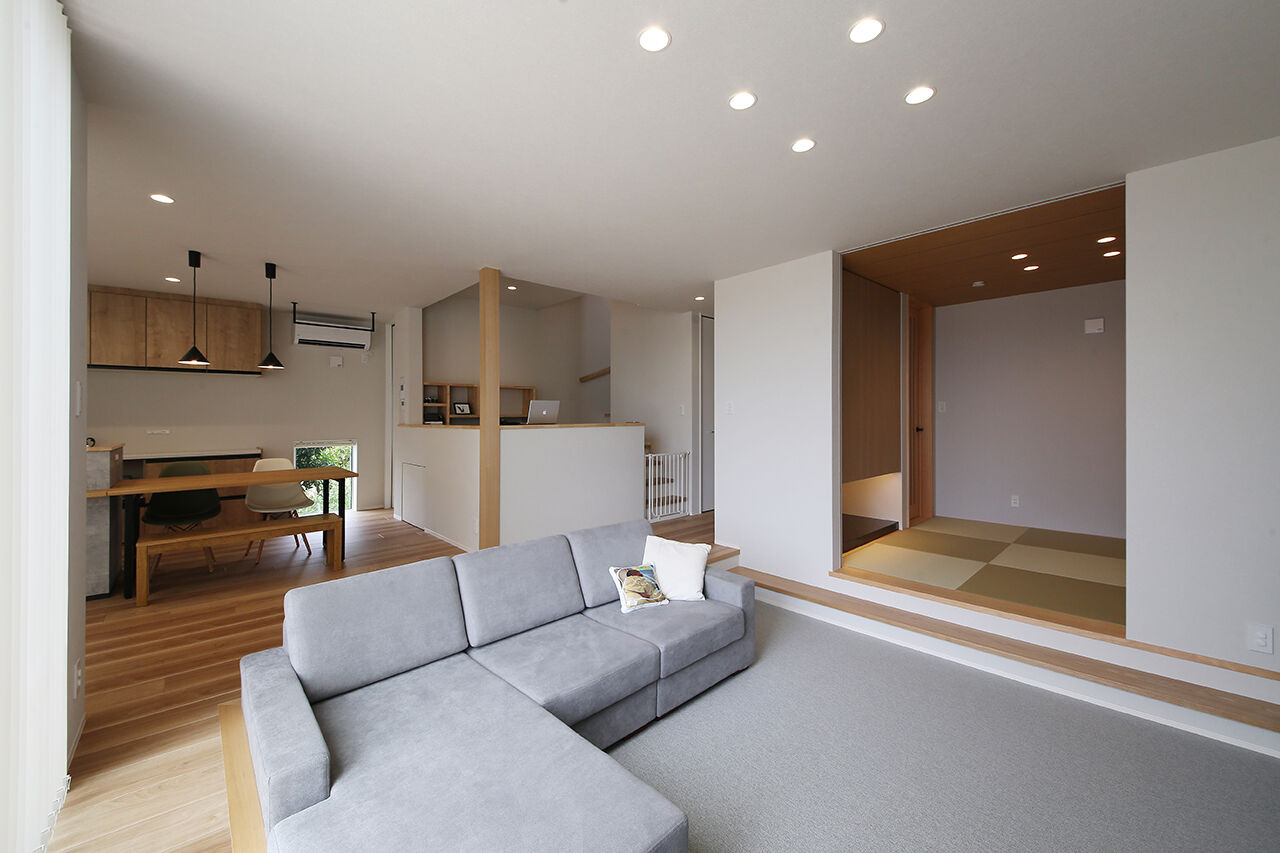 アントール 【2000万円～2499万円／ビルトインガレージ／間取図】リズム感ある空間を楽しむ。ダウンリビングのある家の建築実例画像2