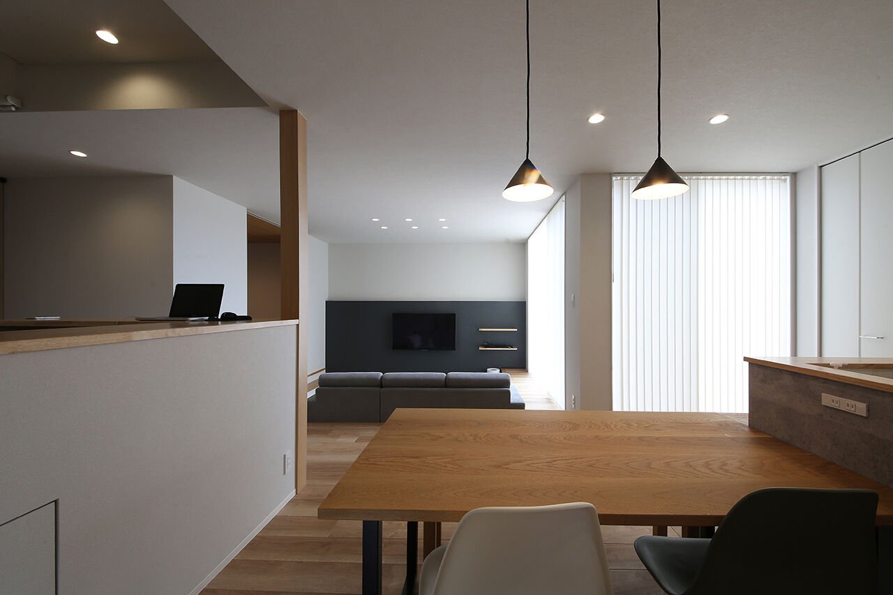 アントール 【2000万円～2499万円／ビルトインガレージ／間取図】リズム感ある空間を楽しむ。ダウンリビングのある家の建築実例画像6