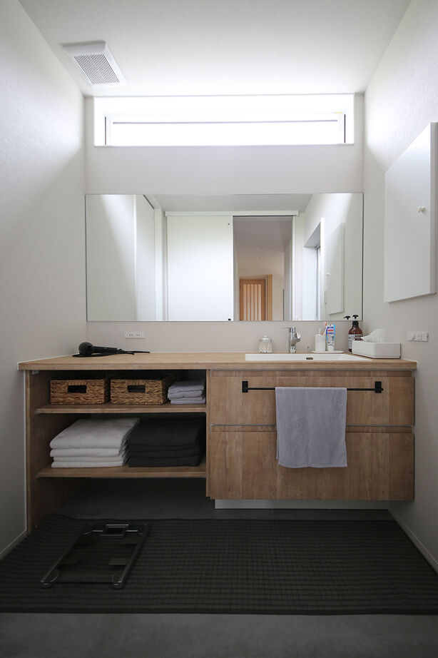 アントール 【2000万円～2499万円／ビルトインガレージ／間取図】リズム感ある空間を楽しむ。ダウンリビングのある家の建築実例画像8