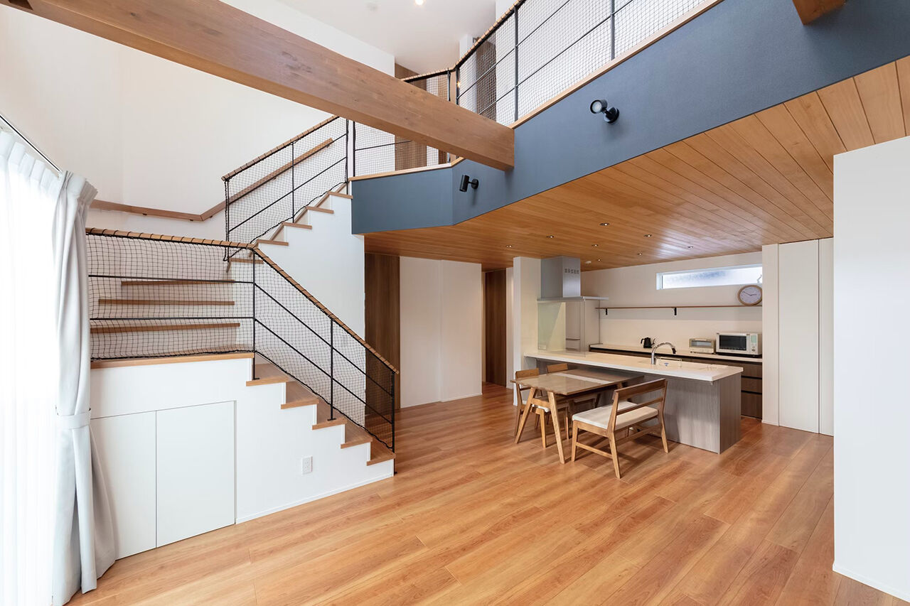 アントール 【2500万円～2999万円／収納充実／間取図】屋根まで届く吹き抜けが圧倒的な開放感を演出。光溢れる住まいの建築実例画像1