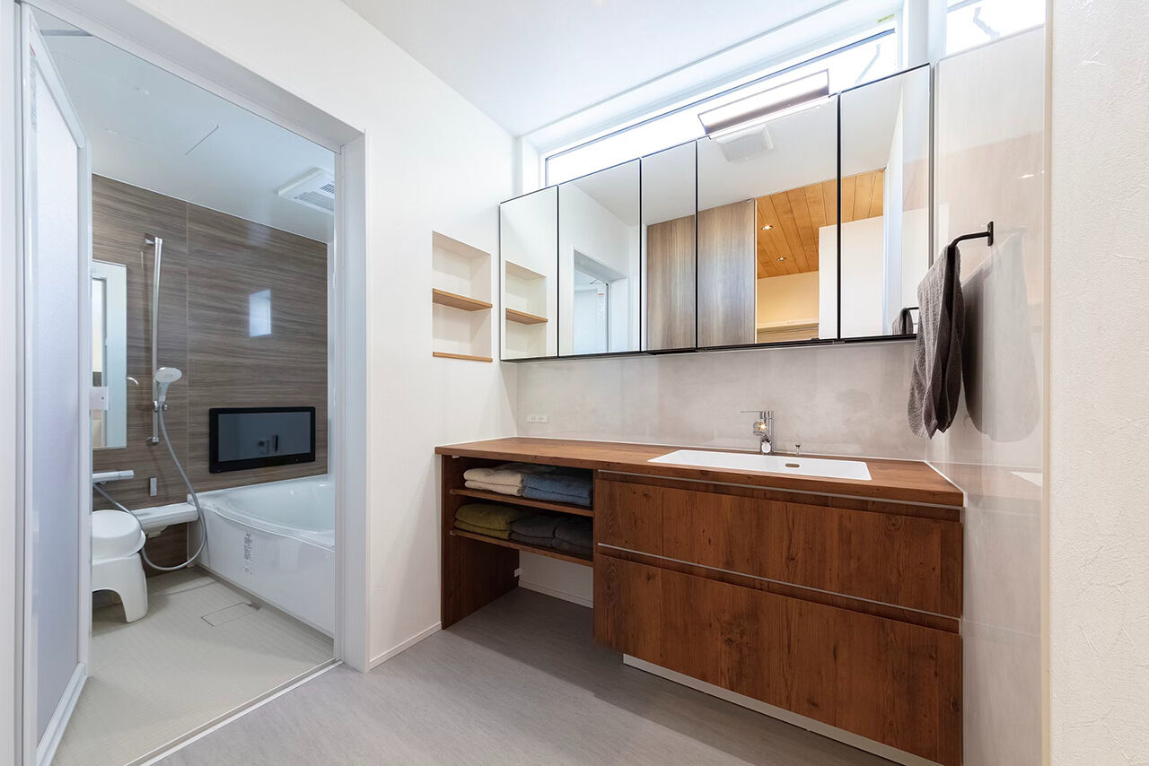 アントール 【2500万円～2999万円／収納充実／間取図】屋根まで届く吹き抜けが圧倒的な開放感を演出。光溢れる住まいの建築実例画像6