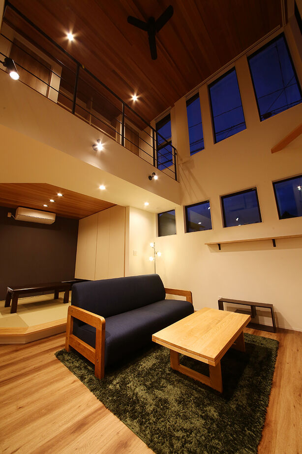 アントール 【2500万円～2999万円／吹抜／土間／間取図】玄関に入ると広い土間とLDKが広がる、開放感たっぷりの住まいの建築実例画像1