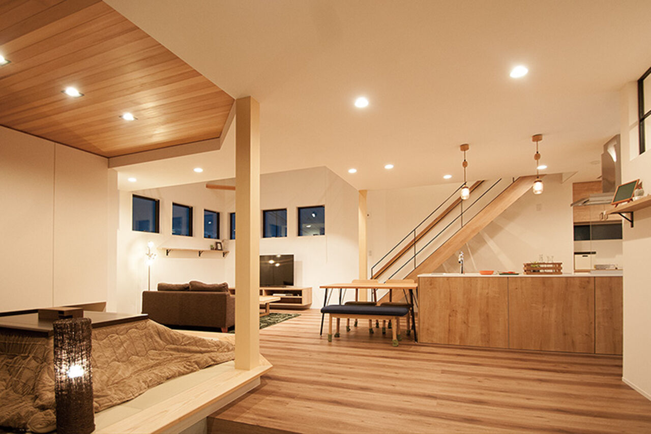 アントール 【2500万円～2999万円／吹抜／土間／間取図】玄関に入ると広い土間とLDKが広がる、開放感たっぷりの住まいの建築実例画像2