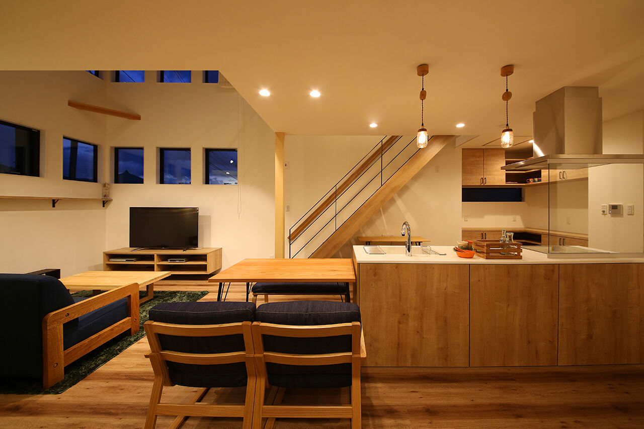 アントール 【2500万円～2999万円／吹抜／土間／間取図】玄関に入ると広い土間とLDKが広がる、開放感たっぷりの住まいの建築実例画像4