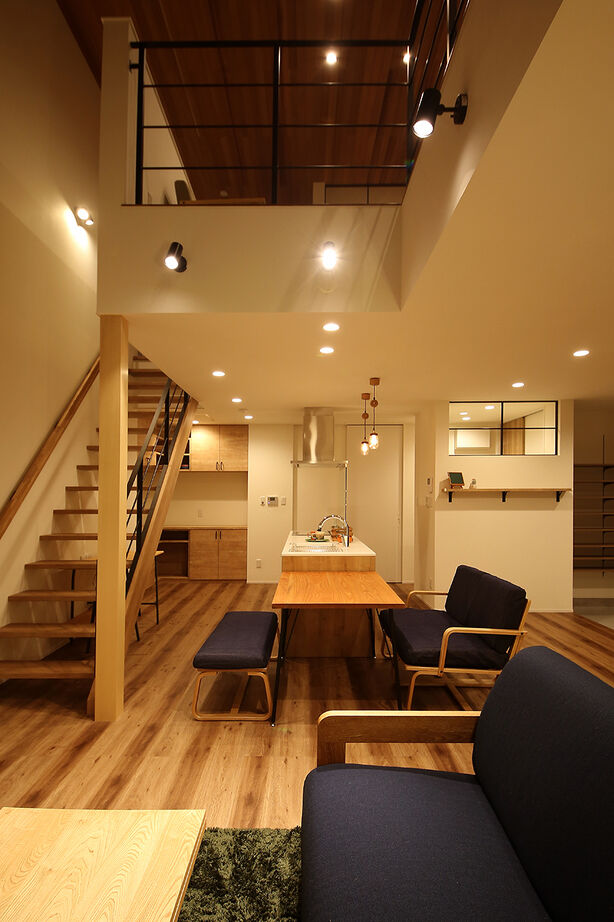 アントール 【2500万円～2999万円／吹抜／土間／間取図】玄関に入ると広い土間とLDKが広がる、開放感たっぷりの住まいの建築実例画像6