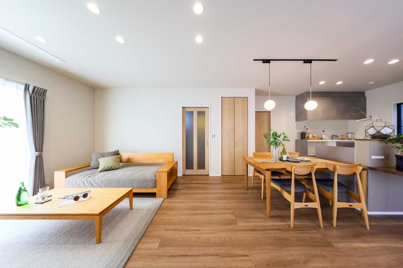 アントール 【2000万円～2499万円／4LDK+フリースペース／家事動線／間取り図】家族が集うシンプルで心地よい住まいの建築実例画像2