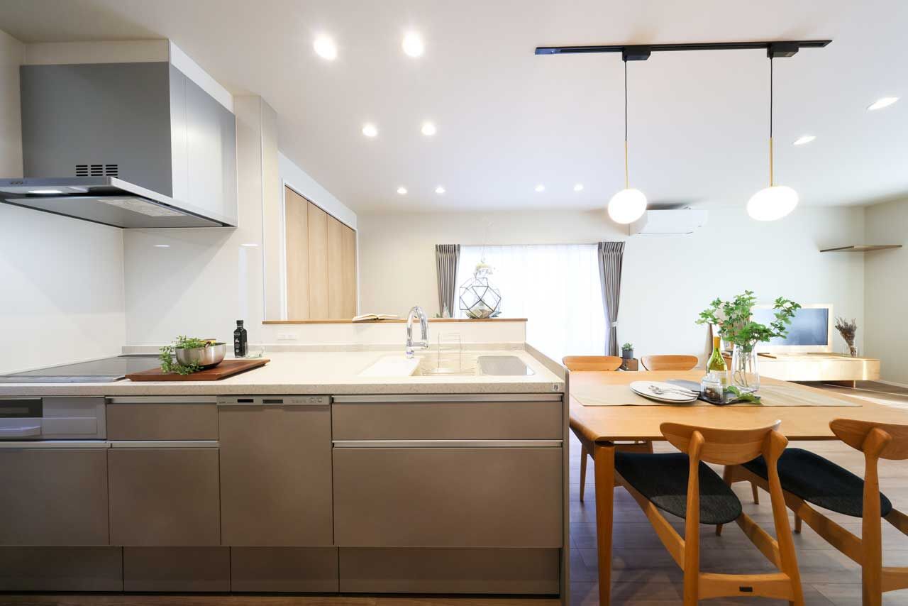 アントール 【2000万円～2499万円／4LDK+フリースペース／家事動線／間取り図】家族が集うシンプルで心地よい住まいの建築実例画像3