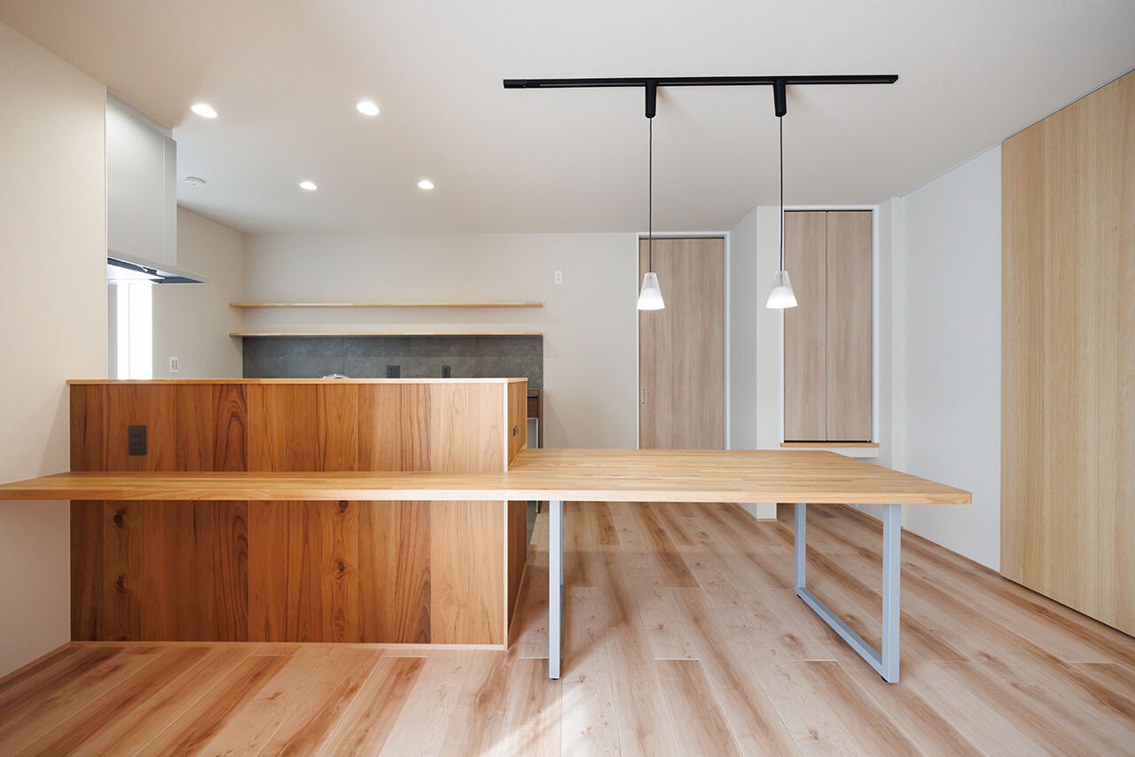 アントール 【2500万円～2999万円／和モダン／間取図】格子天井のリビングは、高級感と特別感が漂う空間の建築実例画像2