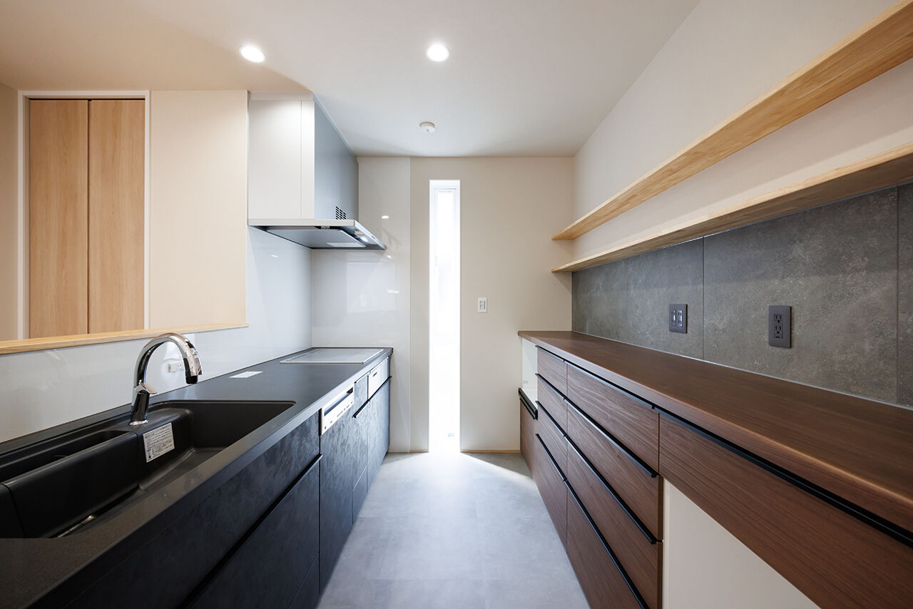 アントール 【2500万円～2999万円／和モダン／間取図】格子天井のリビングは、高級感と特別感が漂う空間の建築実例画像3