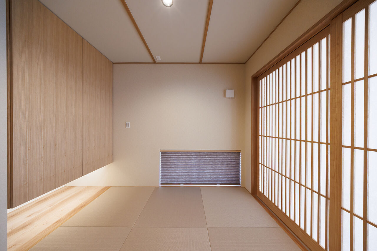 アントール 【2500万円～2999万円／和モダン／間取図】格子天井のリビングは、高級感と特別感が漂う空間の建築実例画像4