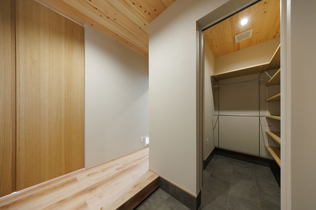 アントール 【2500万円～2999万円／和モダン／間取図】格子天井のリビングは、高級感と特別感が漂う空間の建築実例画像9