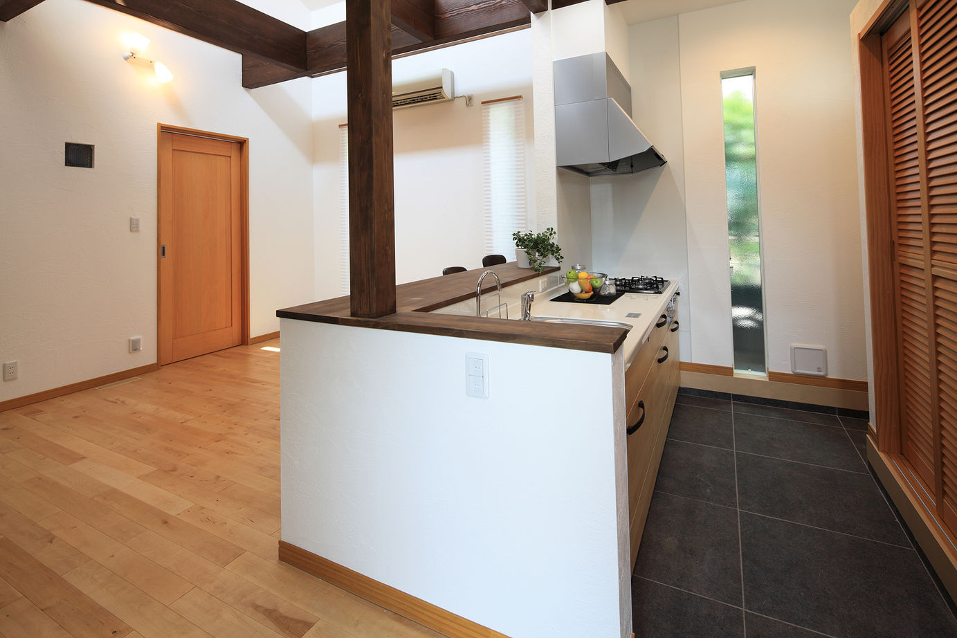 木のすまい工房 【1000万円台｜15坪｜平屋】延床面積約15坪。狭小地に建てた和モダンな平屋＜間取り図有＞の建築実例画像4