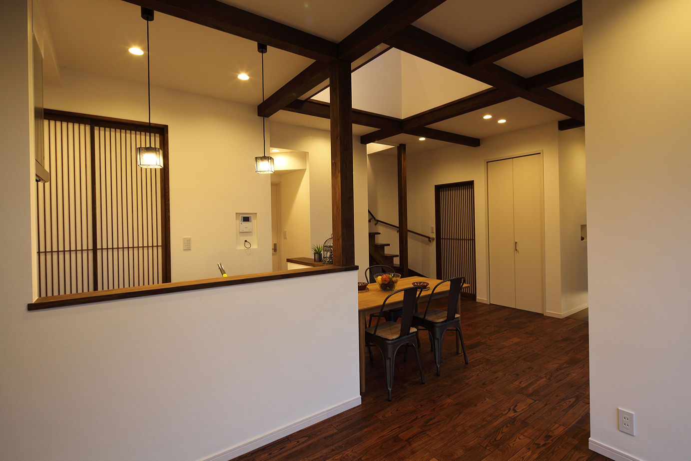 木のすまい工房 【2000万円台｜30坪｜和モダン】自然素材で創った古民家のような30坪和モダンの住まい＜間取り図有＞の建築実例画像2