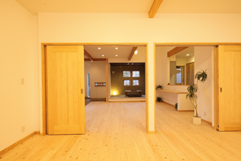 木のすまい工房 【2000万円台｜38坪｜平屋｜勾配天井】子どもたちが元気に走り回る和モダンのロフト付き平屋＜間取り図有＞の建築実例画像8