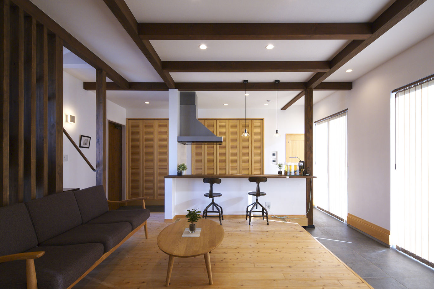 木のすまい工房 【2000万円台｜29坪｜和モダン】L字型の土間が1階フロアをつないだ、約29坪の家＜間取り図有＞の建築実例画像3