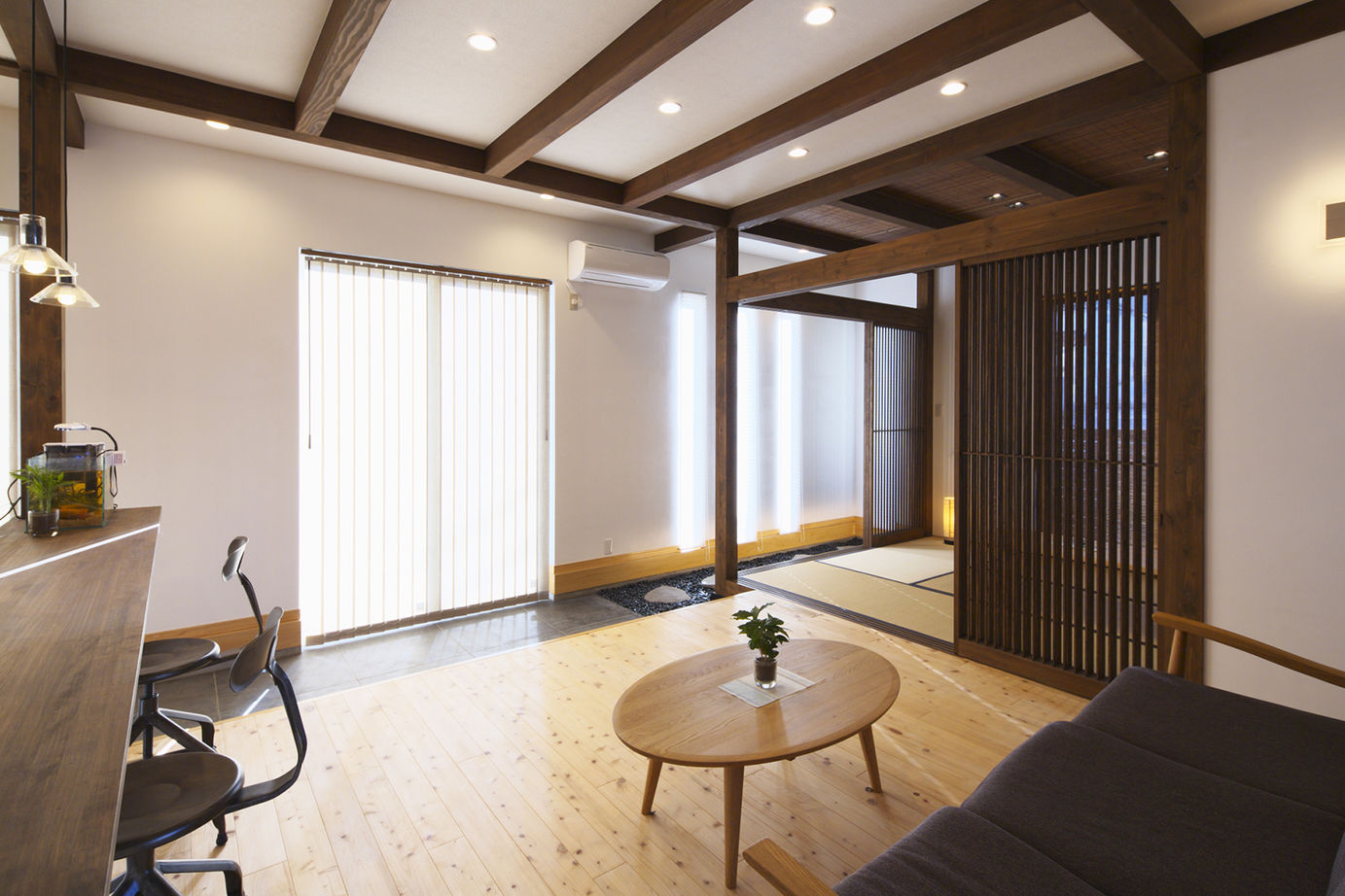 木のすまい工房 【2000万円台｜29坪｜和モダン】L字型の土間が1階フロアをつないだ、約29坪の家＜間取り図有＞の建築実例画像4