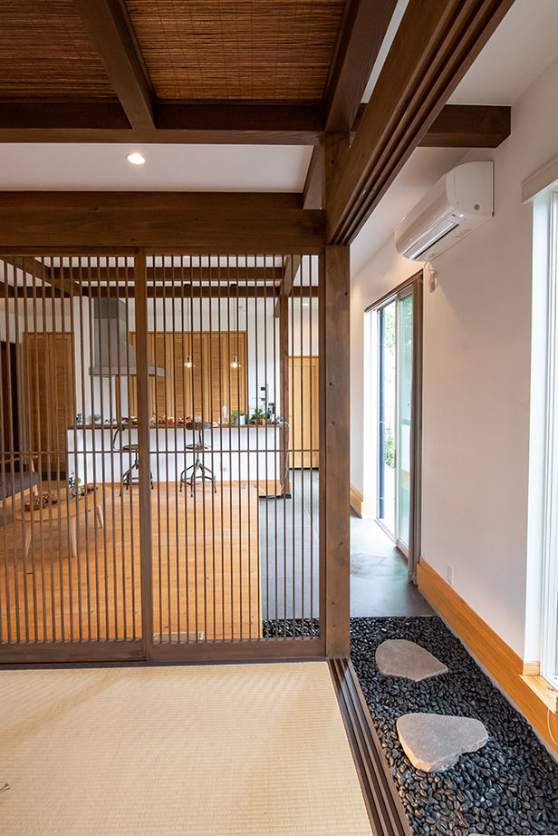 木のすまい工房 【2000万円台｜29坪｜和モダン】L字型の土間が1階フロアをつないだ、約29坪の家＜間取り図有＞の建築実例画像7