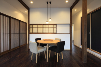 木のすまい工房 【2000万円台｜23坪｜平屋】漆喰の塗り壁や木の質感に惚れ込んだ風情を楽しむ和モダンの平屋＜間取り図有＞の建築実例画像3