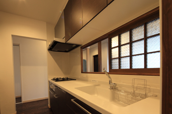 木のすまい工房 【2000万円台｜23坪｜平屋】漆喰の塗り壁や木の質感に惚れ込んだ風情を楽しむ和モダンの平屋＜間取り図有＞の建築実例画像4