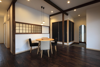 木のすまい工房 【2000万円台｜23坪｜平屋】漆喰の塗り壁や木の質感に惚れ込んだ風情を楽しむ和モダンの平屋＜間取り図有＞の建築実例画像5