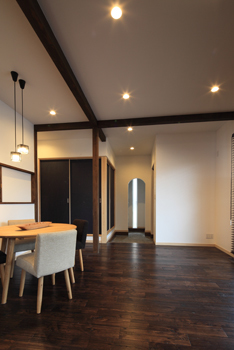 木のすまい工房 【2000万円台｜23坪｜平屋】漆喰の塗り壁や木の質感に惚れ込んだ風情を楽しむ和モダンの平屋＜間取り図有＞の建築実例画像8