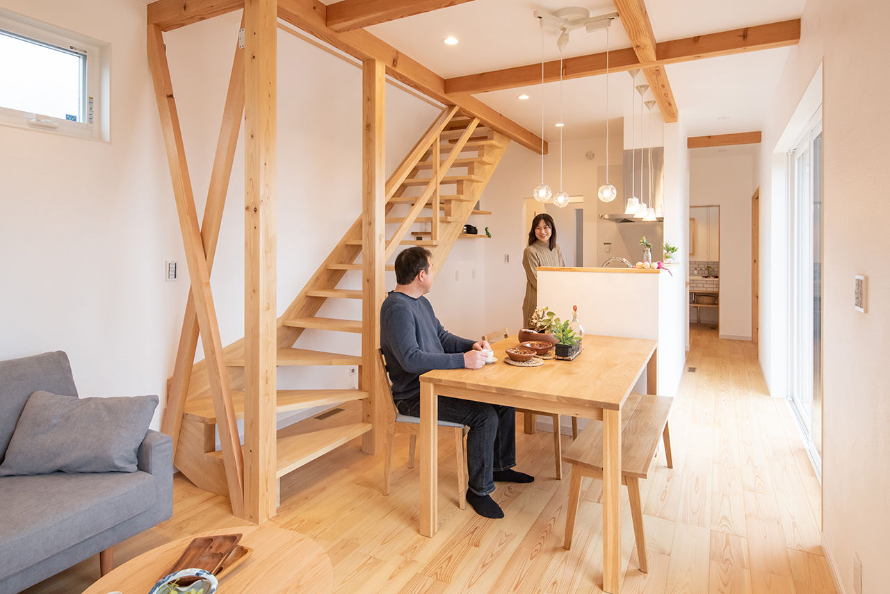 木のすまい工房 【1000万円台｜26坪｜家事動線】高台で光と風を日常に。 無垢と漆喰に癒される家＜間取り図有＞の建築実例画像2