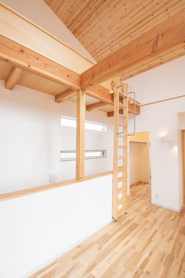 木のすまい工房 【1000万円台｜26坪｜家事動線】高台で光と風を日常に。 無垢と漆喰に癒される家＜間取り図有＞の建築実例画像4