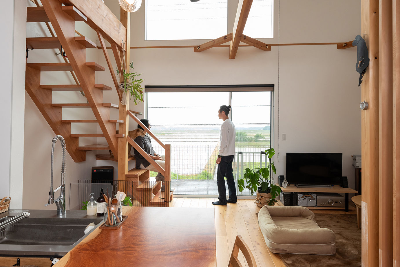 木のすまい工房 【2000万円台｜約30坪｜ビルトインガレージ】吹き抜けが心地よい、ペットと暮らすカフェ風の家＜間取図有＞の建築実例画像