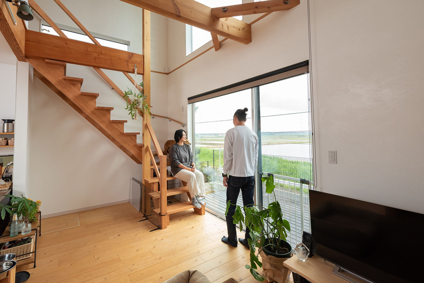 木のすまい工房 【2000万円台｜約30坪｜ビルトインガレージ】吹き抜けが心地よい、ペットと暮らすカフェ風の家＜間取図有＞の建築実例画像2