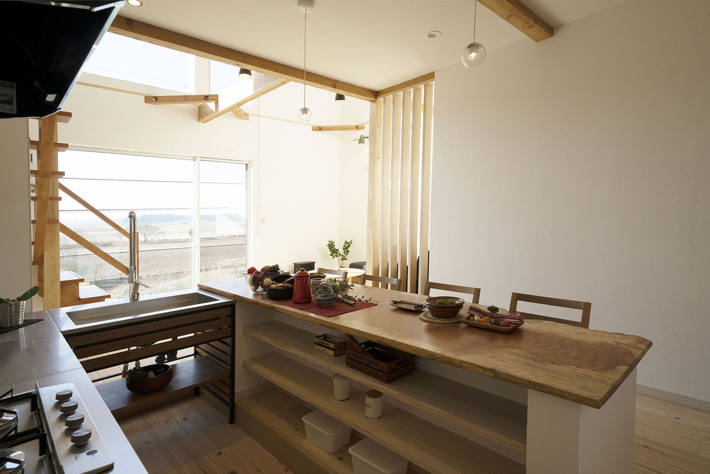 木のすまい工房 【2000万円台｜約30坪｜ビルトインガレージ】吹き抜けが心地よい、ペットと暮らすカフェ風の家＜間取図有＞の建築実例画像4