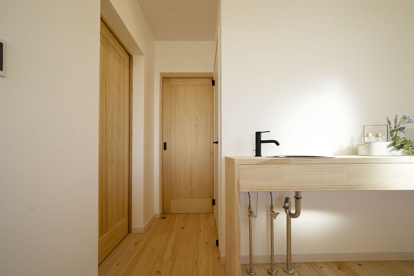 木のすまい工房 【2000万円台｜約30坪｜ビルトインガレージ】吹き抜けが心地よい、ペットと暮らすカフェ風の家＜間取図有＞の建築実例画像17