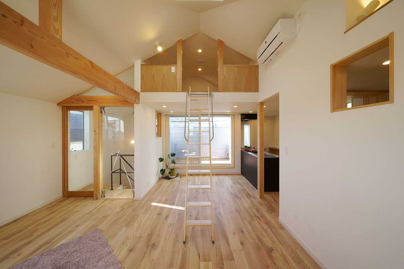 木のすまい工房 【2000万円台／狭小／ロフト／2階リビング／間取図】「22坪でも大丈夫!」。広さを感じ明るく開放的な木の家の建築実例画像