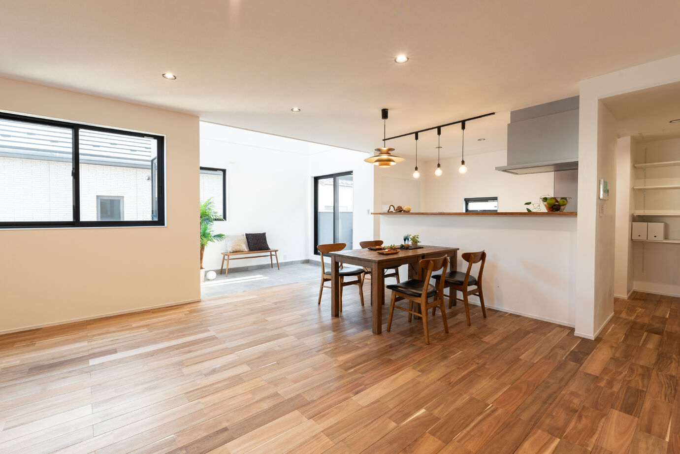 木のすまい工房 【5000万円台／ビルトインガレージ／インナーテラス／間取図】完全自由設計で叶えた3階建て二世帯住宅の建築実例画像4