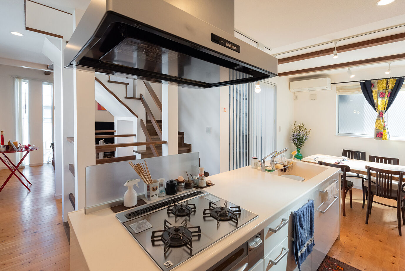 木のすまい工房 【3000万円台／狭小／3階建て／ビルトインガレージ／間取図】2階リビングはもちろん、家中を光が回るすまいの建築実例画像10