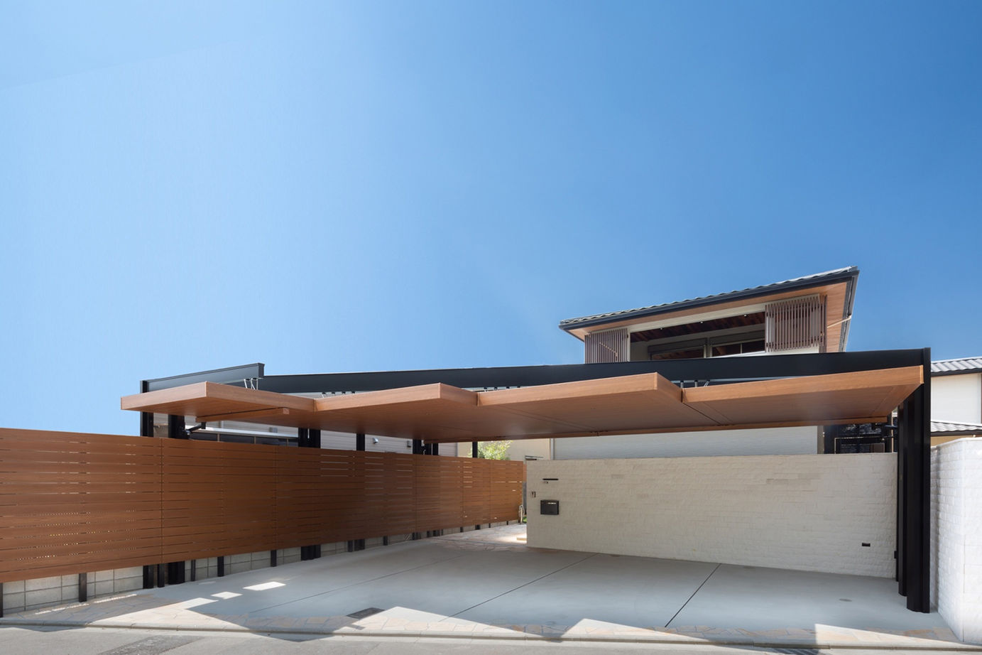 洛斗コーポレーション 【変形地/中庭/吹き抜け】敷地を生かした壮大なプラン。趣向を凝らした鉄骨階段や板張り天井が空間を彩るの建築実例画像