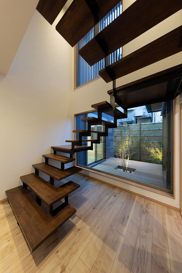 洛斗コーポレーション 【変形地/中庭/吹き抜け】敷地を生かした壮大なプラン。趣向を凝らした鉄骨階段や板張り天井が空間を彩るの建築実例画像2